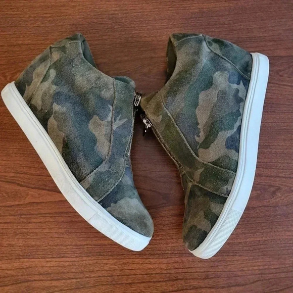 BLONDO Glenda Camo Green Waterproof Hidden Wedge Zip Sneakers(8) - Picture 2 of 14